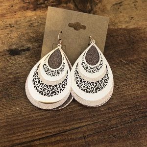 🔥NWOT Sparkly RoseGold Earrings